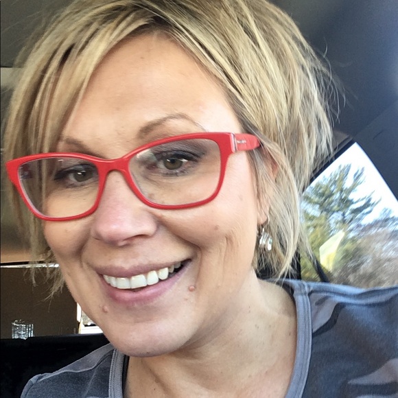 Meet your Posher, Emilia - Picture 1 of 3